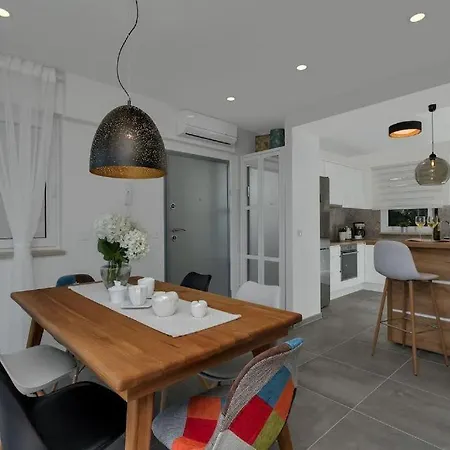 Meli Luka Komlenovic Apartment *